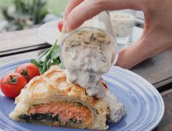 Resep Salmon & Spinach Puff Pastry With Mushroom Sauce