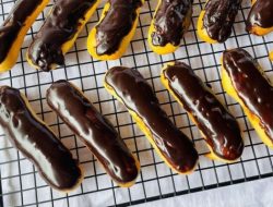 Resep Kue Vanilla Chocolate Eclair, Creamy dan Bikin Nagih!